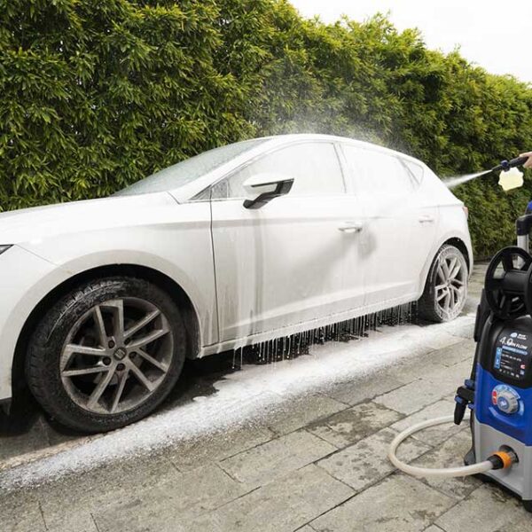 Come lavare gli esterni dell’auto: consigli per una pulizia profonda