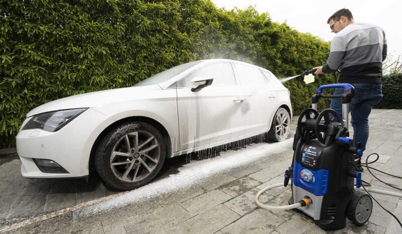 Come lavare gli esterni dell’auto: consigli per una pulizia profonda