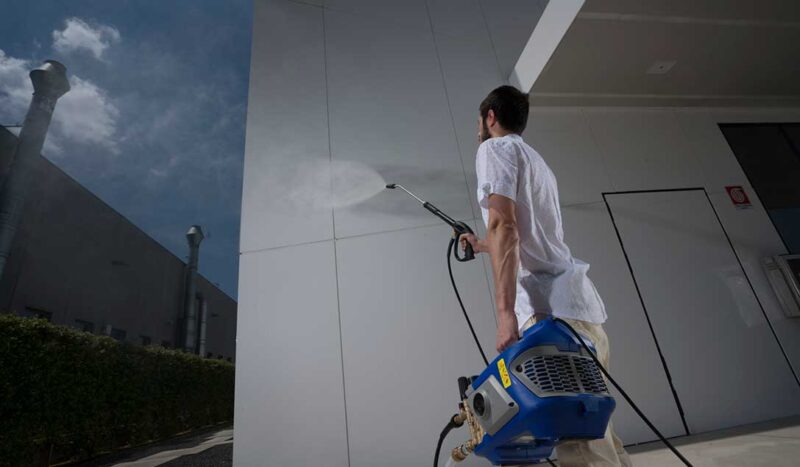 Lavage de la façade de la maison : le nettoyeur haute pression est-il le bon outil ?