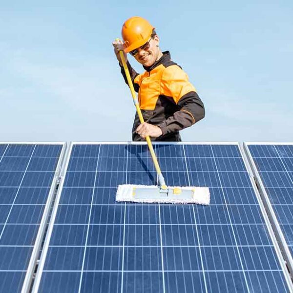 La pulizia dei pannelli fotovoltaici in ambito domestico: quando farla, che strumenti usare e come adoperare l’idropulitrice