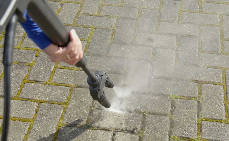Come pulire i pavimenti esterni ruvidi e porosi: consigli per ogni superficie