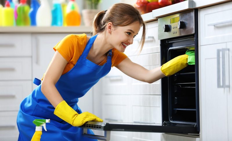 Come pulire il forno, anche con soluzioni naturali