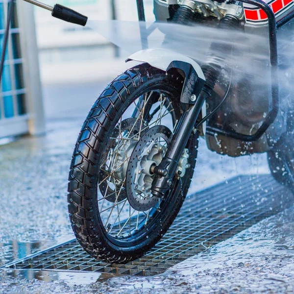 Comment laver la moto ou le scooter au nettoyeur haute pression : conseils et astuces pour un résultat parfait