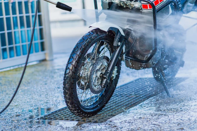 Come lavare la moto o lo scooter con l’idropulitrice: suggerimenti e indicazioni per un risultato perfetto